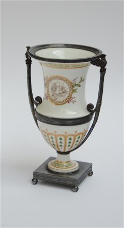 Vaso biansato in opaline decorato a fiori e figure classiche con anse, ghiere e