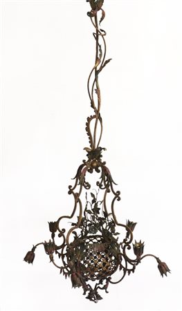 Lampadario a otto luci in ferro parzialmente dipinto con decoro a cesto e rami