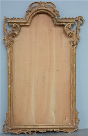 Grande cornice centinata in legno intagliato e dorato (cm 165x100)(gravi difett