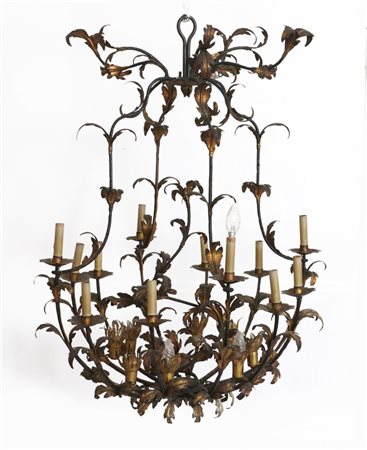 Grande lampadario in ferro a venti luci decorato con foglie dorate (h cm 106xd