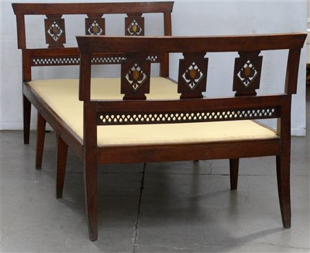 Divanetto in noce con braccioli traforati decorati da placche intagliate e dora