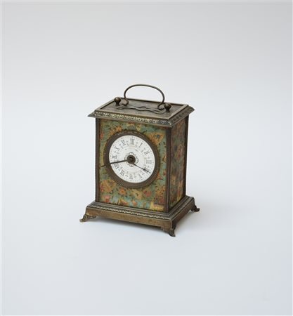 Orologio da tavolo con cassa in lacca e quadrante a cifre romane, movimento con