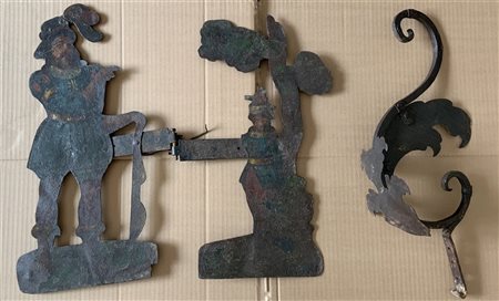 Insegna in ferro a due sagome dipinte a figure unite a un supporto (difetti e m