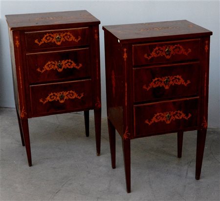 Coppia di comodini a tre cassetti interamnete filettati e intarsiati a motivi v