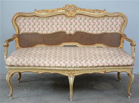 Antico divano di forma mossa in legno intagliato laccato e dorato (difetti e ma