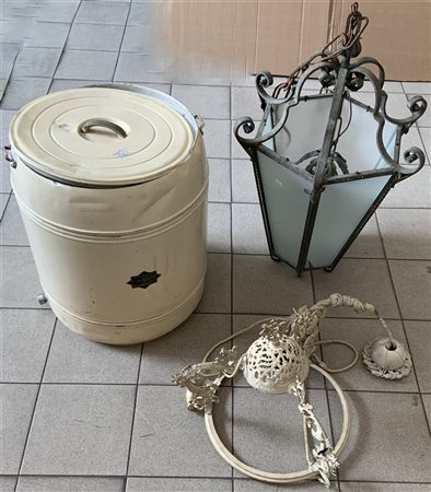 Lotto composto da una lanterna da portico, una ghiacciaia laccata bianca e una