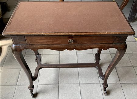 Tavolino con rotelle, gambe mosse e cassetto nella fascia (cm 70x69x38) (difett