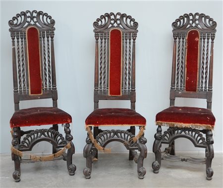 Gruppo di tre sedie a schienale alto decorato con colonnine tornite e tortili.