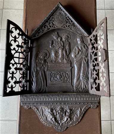 Antica edicola votiva in ferro raffigurate la Madonna con Bambino e santi (cm 3