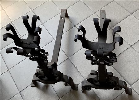 Coppia di antichi alari in ferro battuto (h cm 60, l cm 60) (difetti)