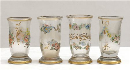 Lotto di quattro bicchieri in vetro decorati a freddo a fiori policromi e fregi