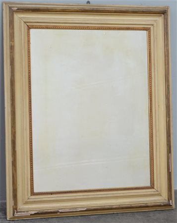 Specchiera in legno laccato con profili dorati (cm 105x85)(difetti)