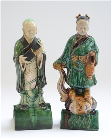 Due tegole in ceramica smaltata "a tre colori" raffiguranti dignitario e divini