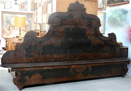 Grande panca da portico con schinale sagomato in legno laccato in policromia (c