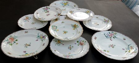 Lotto composto da dieci piatti in maiolica , decorati in policromia a motivi fl