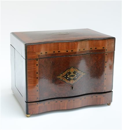 Cofanetto lastronato e filettato in legni vari con medaglione in ottone. Secolo