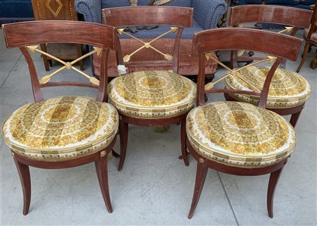 Gruppo di quattro sedie in legno laccato rosso e oro, schienale curvo decorato