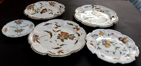 Lotto composto da un piatto del secolo XVIII in maiolica unito a quattro vassoi