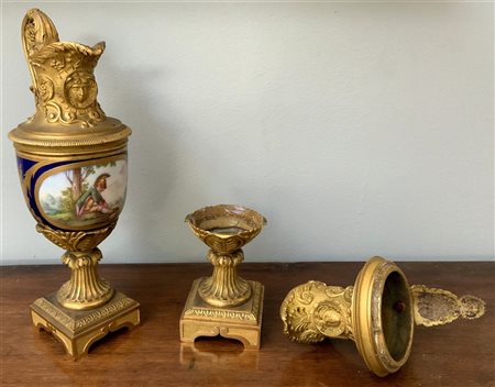 Brocca in porcellana e bronzo dorato (h cm 22) unita ad una montatura analoga m