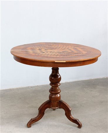 Tavolo tondo con sostegno a balaustro su base tripode, decorato con filettature