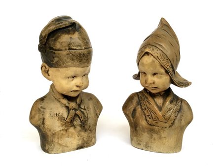 Coppia di sculture in gesso patinato raffiguranti fanciulli olandesi (h cm 18)