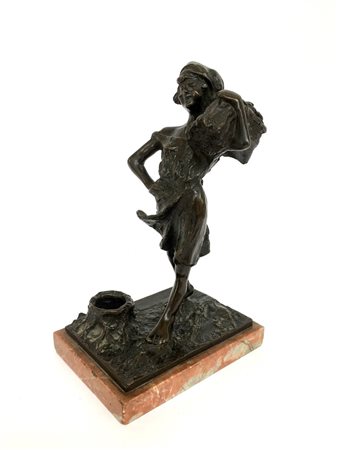 Ignoto "Giovane contadina" scultura in bronzo poggiante su base in marmo (h tot