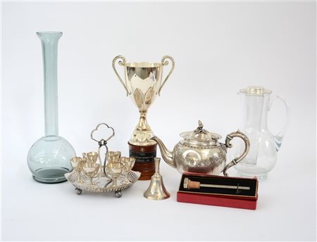 Lotto composto da sette oggetti in materiali diversi (difetti)