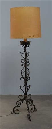 Portacero in ferro battuto montato a luce elettrica, completo di paralume in fi