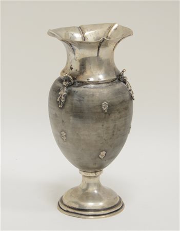 Vaso in argento con corpo decorato da foglie e piccoli fiori (h. cm 23) (gr. 30
