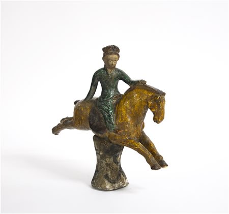 Scultura in terracotta smaltata a tre colori "sancai" con figura femminile a ca