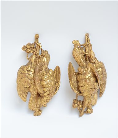 Coppia di fregi in legno intagliato e dorato raffiguranti pennuti. Secolo XIX (