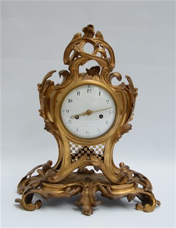 S. BOURDIER
Pendola da tavolo in bronzo dorato di gusto rocaille, quadrante fir