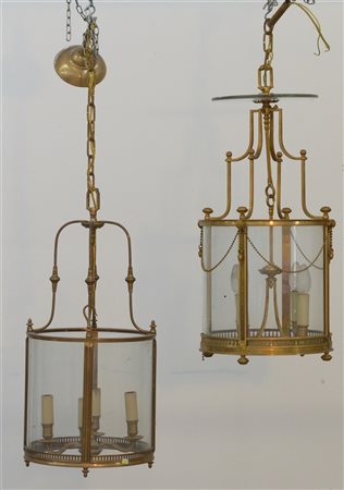 Lotto di due lanterne con struttura in bronzo e vetri curvi (difetti)