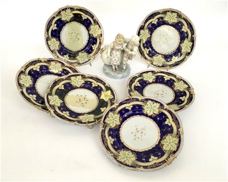 Lotto composto da sei piatti decorativi a motivi floreali e un gruppo in porcel