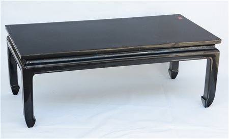 Tavolino basso rettangolare laccato in nero, piedi sagomati (lievi difetti)
Cin