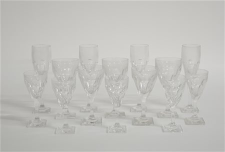 Servizio di bicchieri in cristallo incolore, molato con piede quadrato, compost