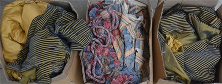 Lotto di tre cartoni contenenti vecchi tendaggi e cordoni in vari materiali