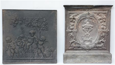 Lotto di due piastre da camino in ghisa, una decorata con giochi di putti e l'a