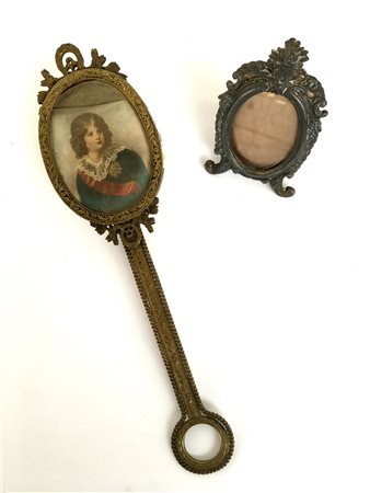 Lotto composto da piccolo specchio a mano in ottone riportante al retro l'immag