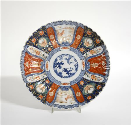 Piatto in porcellana a forma di fiore, con decoro floreale e geometrico in stil