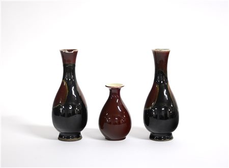 Lotto composto da una coppia di vasi in porcellana flambè smaltata, un vasetto