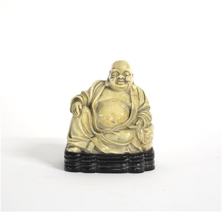 Scultura in pietra dura raffigurante Budai, base in legno (h. tot cm 12,5)
Cina