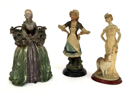 Lotto composto da due sculture in gesso dipinto raffiguranti una dama con fiori