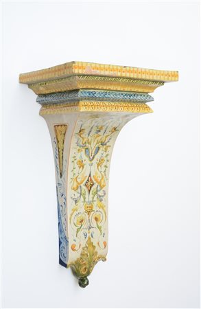 Mensola in terracotta decorata in smalti policromi a raffaellesche (cm 35x63x25