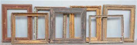 Lotto di quattordici cornici in legno e pastiglia dorata di epoche, dimensioni,