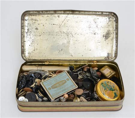 Scatola in latta contenente numerosi bottoni vintage (difetti)