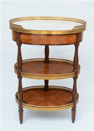 Comodino da centro di forma ovale a tre ripiani filettati in legno chiaro e dec