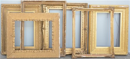Lotto di sei cornici in legno e pastiglia dorata di epoche, dimensioni, decori