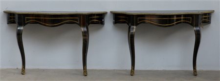 Coppia di tavoli da parete di forma mossa in legno ebanizzato e filettato in ot