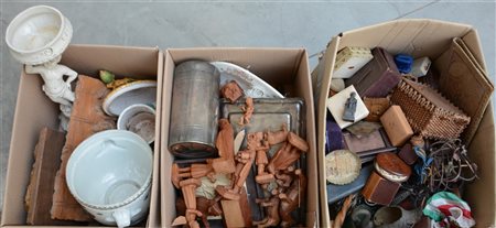 Tre cartoni contenenti numerosi oggetti diversi (difetti)